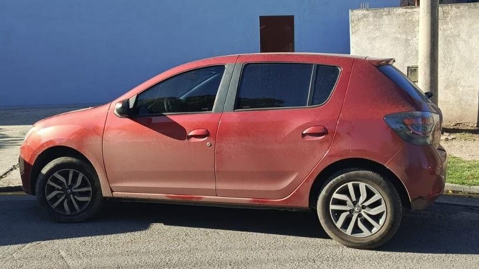 El Renault Sandero que recuperó la Policía tras las detenciones.