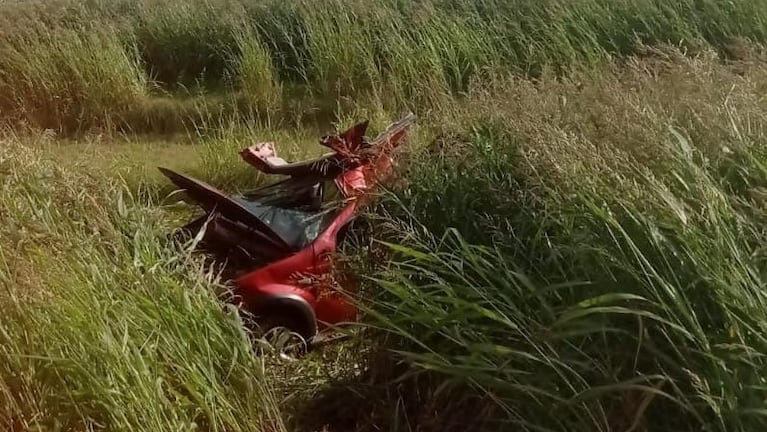 El Renault Sandero Stepway color rojo quedó destruido al costado del camino.