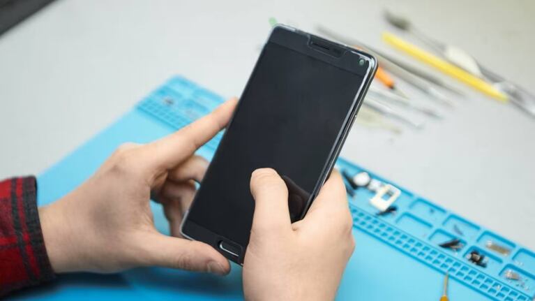 El reparador de celulares encontró la nota y quedó en shock.