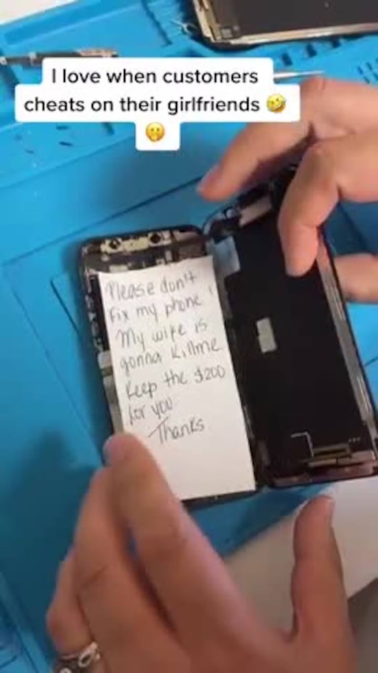 El reparador de celulares encontró la nota y quedó en shock.