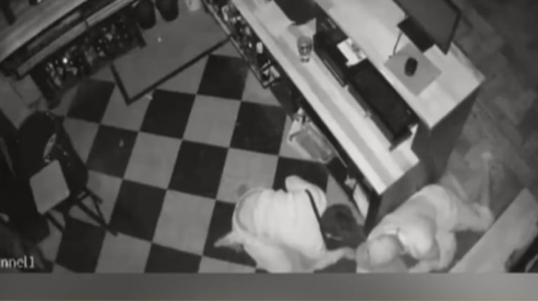 El Reptil actuó con un cómplice en otro local gastronómico.