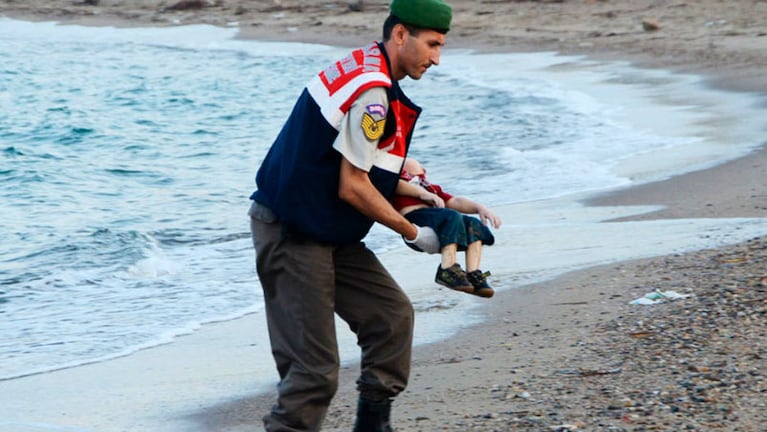 El rescate de Aylan, el niño sirio que murió en el mar. 