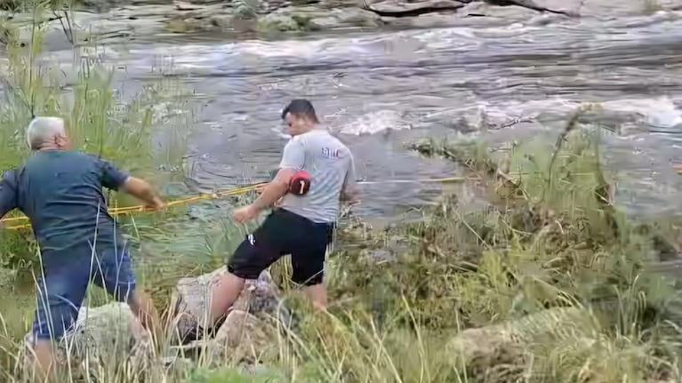 El rescate de dos turistas atrapados tras la crecida de un río en Córdoba