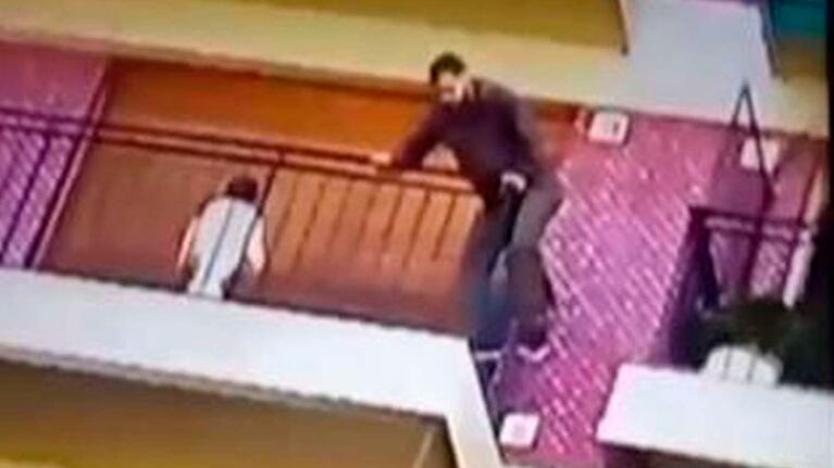 El rescate fue filmado por una vecina desde la calle.