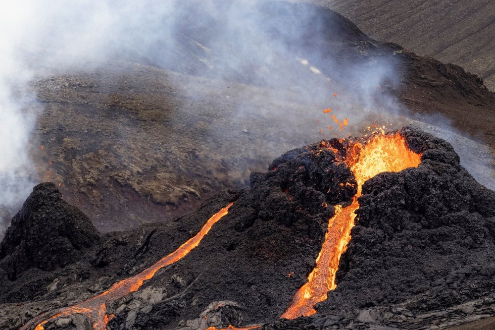 El resplandor de la lava se ve desde las 32 kilómetros de distancia.