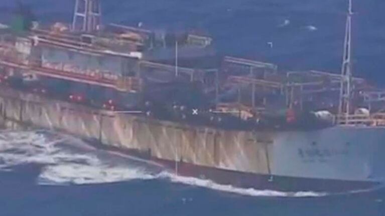 El resto de la tripulación del barco chino huyó con otro buque que lo escoltaba.