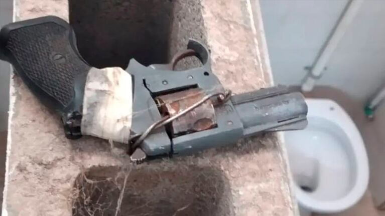 El revólver 22 corto fue hallado en uno de los baños de mujeres del Monumental de Alta Córdoba. Foto: Prensa Policía.