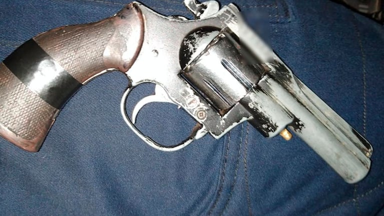 El revólver calibre 22 que le secuestraron al asaltante. / Foto: Policía de Córdoba