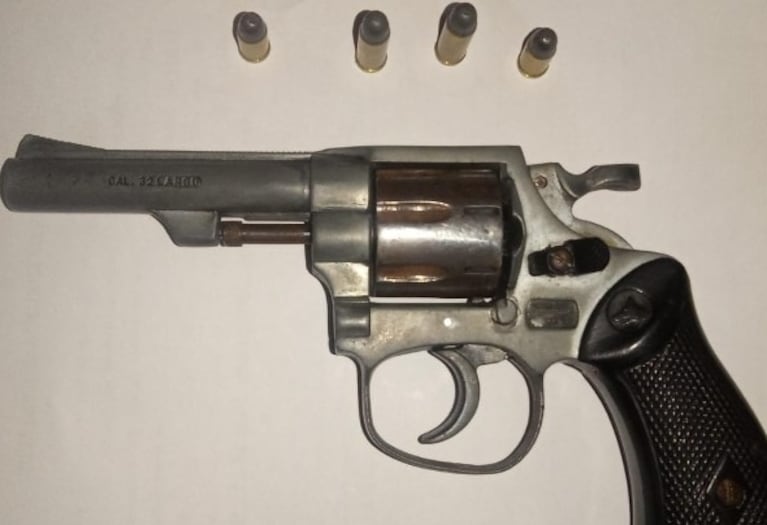 El revólver calibre 32 con cuatro cartuchos que le encontraron al menor.