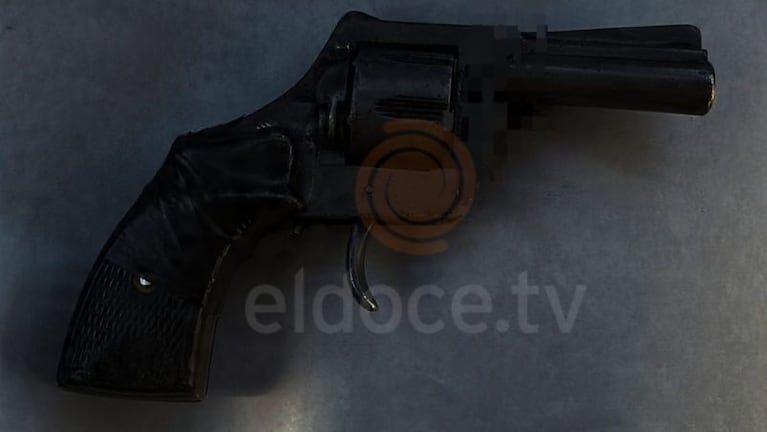 El revólver secuestrado en la escuela.