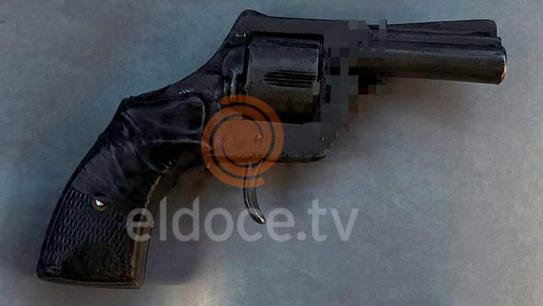 El revólver secuestrado en la escuela.