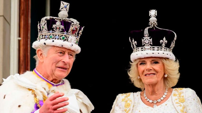 El Rey Carlos y la Reina Camila en su coronación.