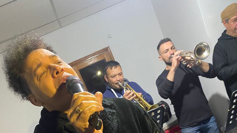 El Rey del Mambo festeja su 26° aniversario como solista en Villa Retiro.