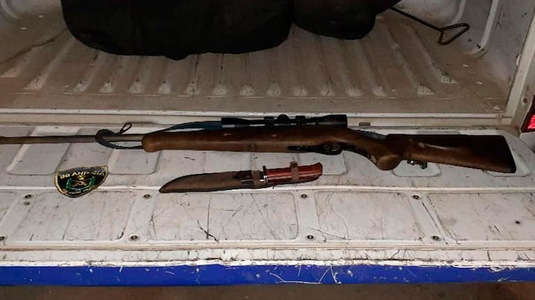 El rifle hallado por la policía en medio de las malezas.