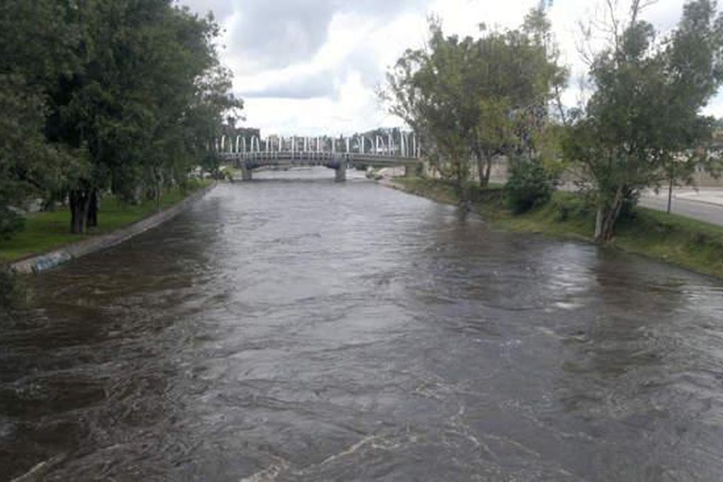 El río comenzó a elevar su cause a las pocas horas que terminó la lluvia.