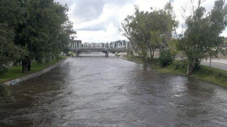 El río comenzó a elevar su cause a las pocas horas que terminó la lluvia.