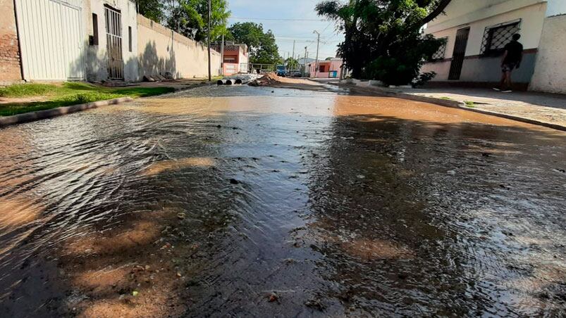 El río de cloacas en Alberdi.Foto: Julieta Pelayo/El Doce