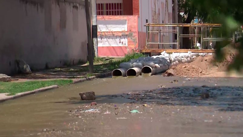 El río de cloacas pasa por la calle, frente a la casa de vecinos que ya tienen problemas de salud. / El Doce