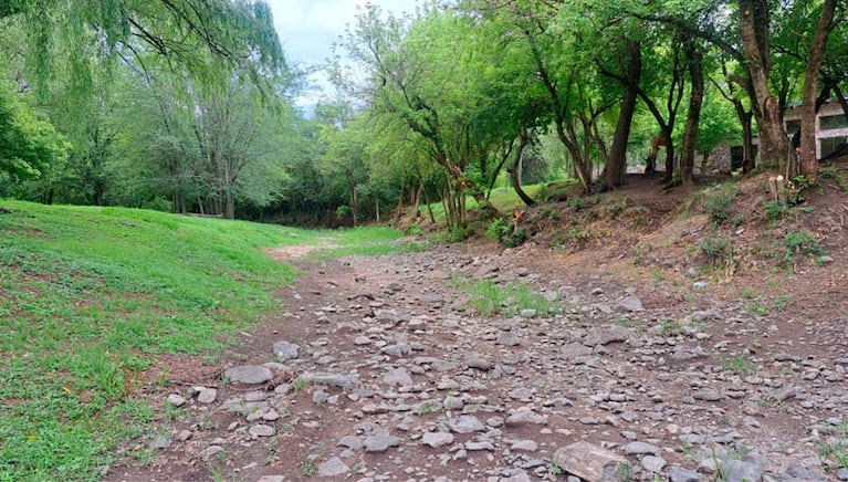 El río de La Granja se secó por completo, algo que no pasaba hace una década. Foto: Juan Pablo Lavisse / El Doce.