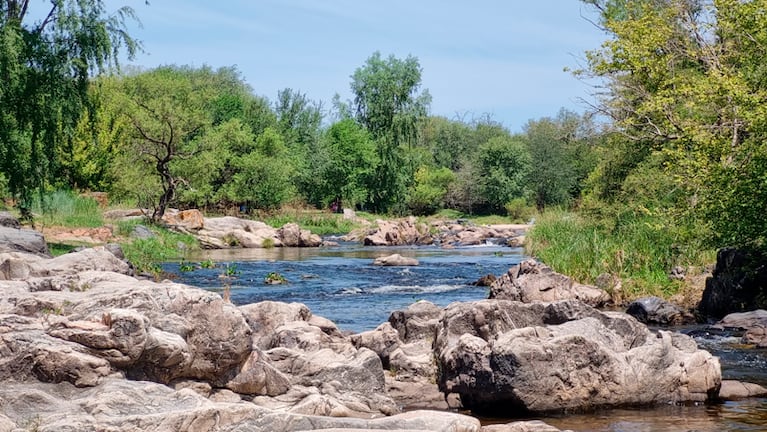 El río de Los Molinos, una buena opción para disfrutar del verano. Foto: Fredy Bustos / El Doce.