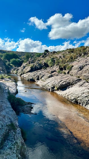 El río dibuja su sendero propio entre la roca.