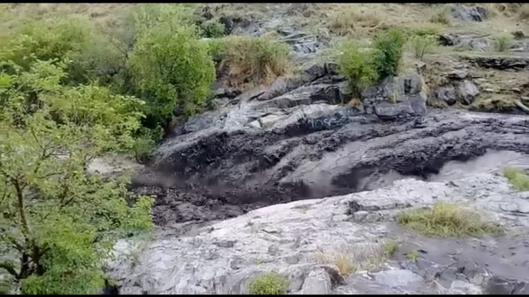 El río en Alpa Corral se tiñó de negro por las cenizas: el servicio de agua se normalizaría esta noche.
