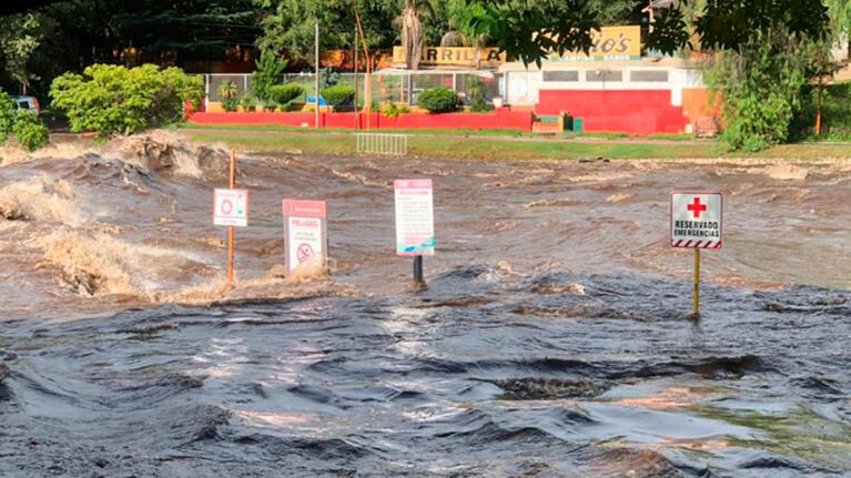El río San Antonio tuvo un pico de crecida de 10 metros. Foto: Maxi López / ElDoce.tv