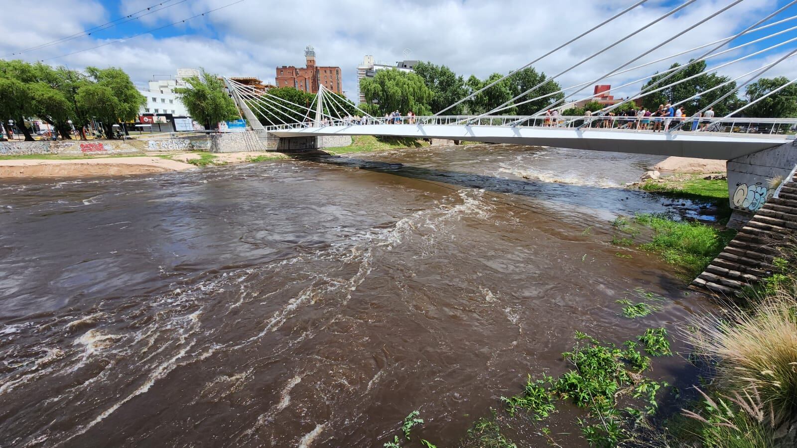 El río San Antonio tuvo una creciente de más de tres metros.