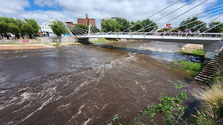 El río San Antonio tuvo una creciente de más de tres metros.