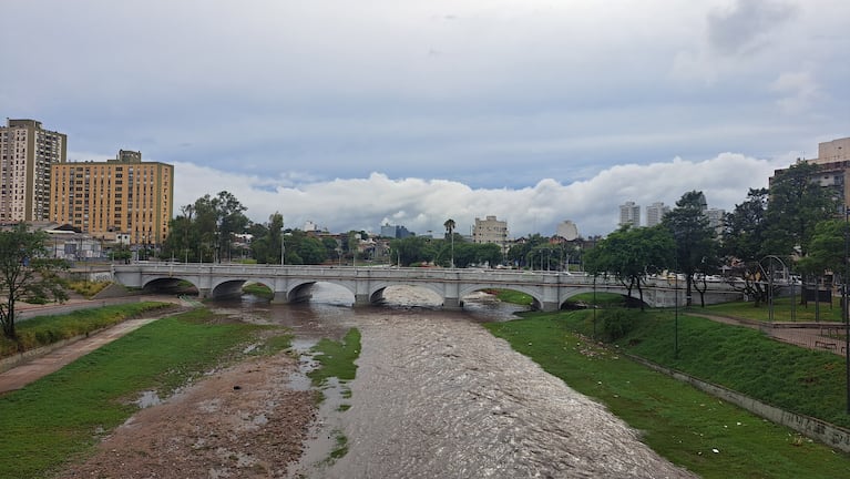 El río Suquía, a pleno tras las intensas lluvias. Foto: Juampi Lavisse / ElDoce.