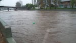 El río Suquía aumentó su caudal en pocas horas y tuvieron que cerrar el tránsito en la costanera.