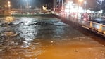 El río Suquía creció tanto que casi alcanza al Puente Sarmiento. 