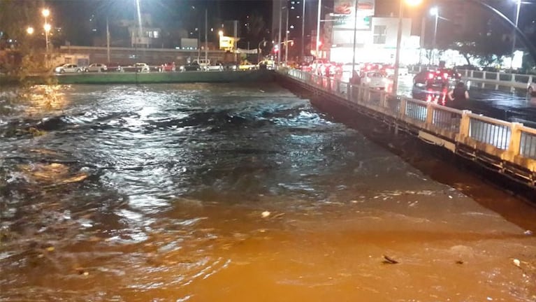 El río Suquía creció tanto que casi alcanza al Puente Sarmiento. 