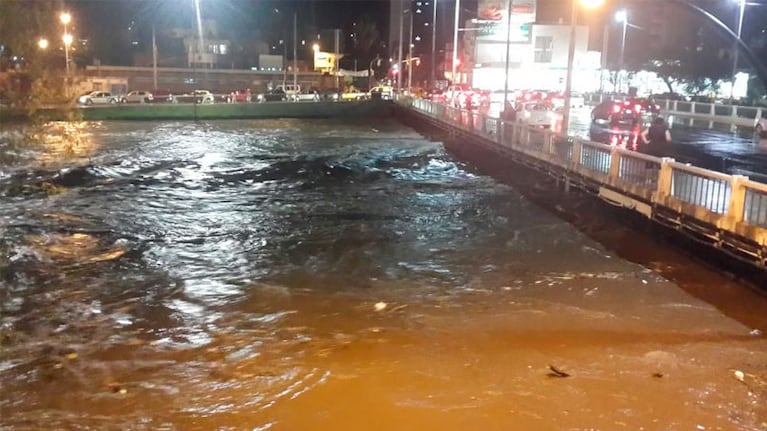 El río Suquía creció tanto que casi alcanza al Puente Sarmiento.