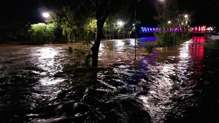 El río Suquía, desbordado luego del paso de la tormenta. Foto: Héctor Aredes.