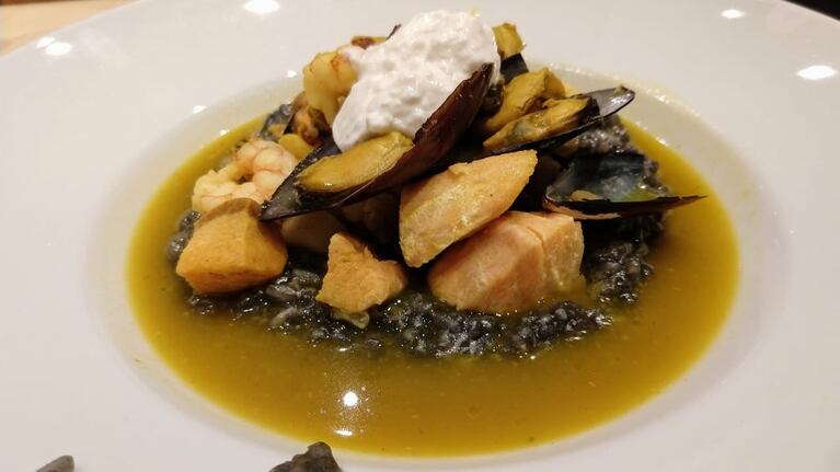 El risotto de mariscos se destacó en el menú.