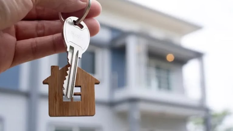 El ritual de la llave y el billete es furor cada 31 de diciembre entre quienes sueñan con la casa propia.