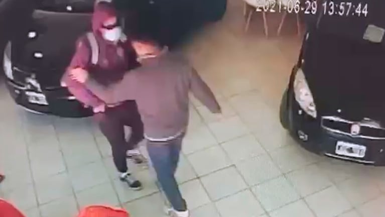 El robo ocurrió el martes pasado minutos antes de las 14 horas. (Captura de video)
