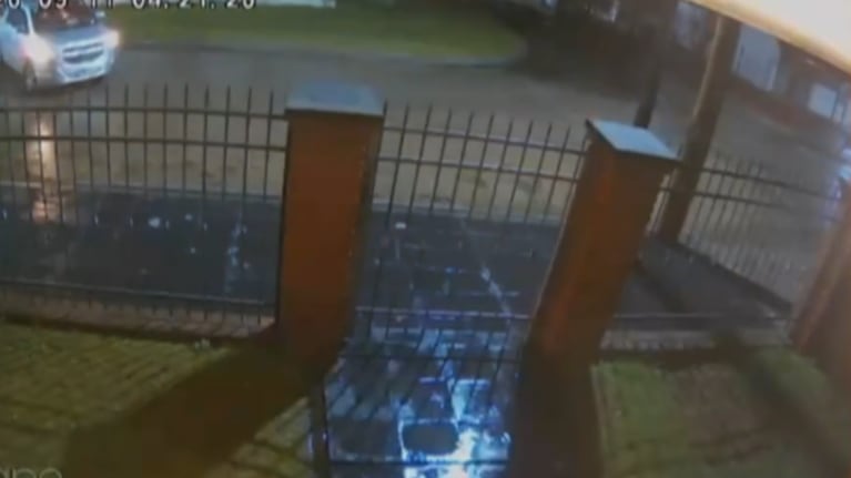 El robo ocurrió en plena madrugada y quedó grabado.