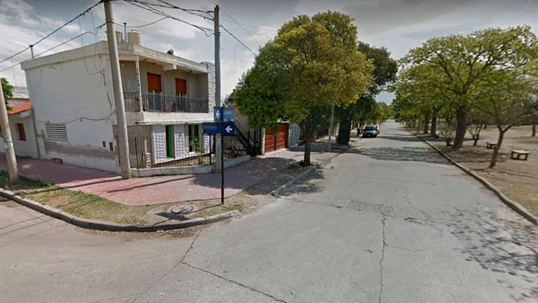 El robo ocurrió en una vivienda ubicada frente a la plaza del barrio. (Google maps)