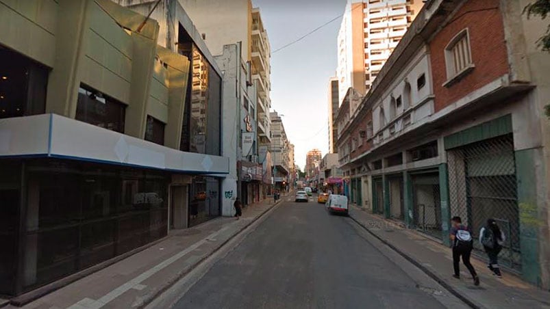 El robo ocurrió este viernes a la madrugada en una oficina de un edificio de Ituzaingó al 100. (Captura Google Maps)