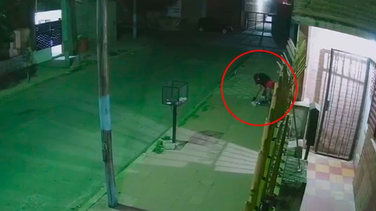 El robo quedó filmado en una cámara se seguridad en barrio Colón.