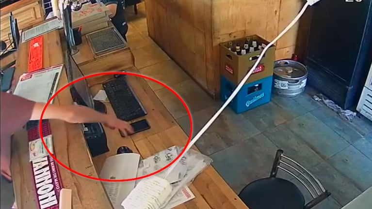 El robo quedó grabado por las cámaras del local.