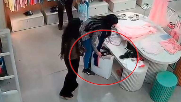 El robo quedó registrado por las cámaras.
