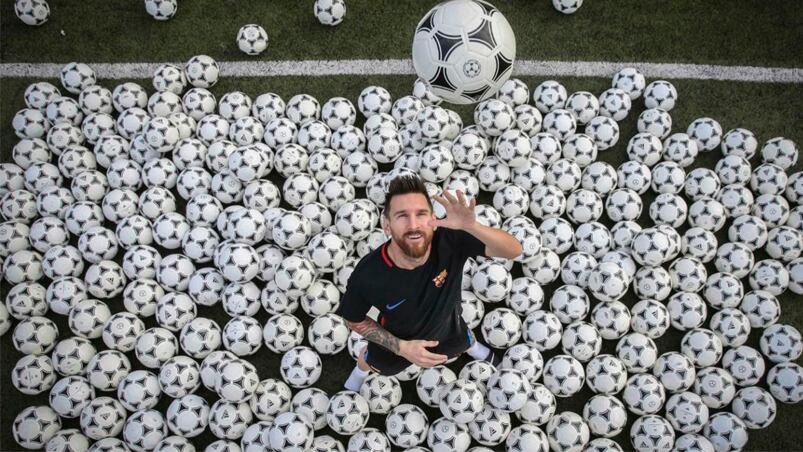 El rosarino rodeado de la misma cantidad de pelotas que sus tantos convertidos en cancha del Barcelona.