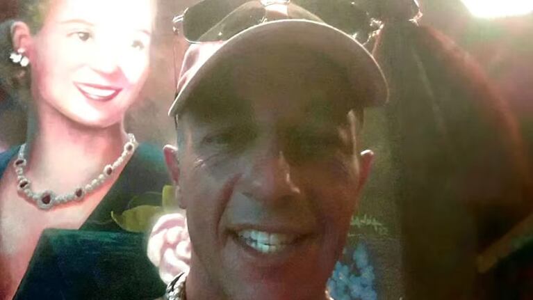 El rostro del hombre que arrojó la botella de vidrio.