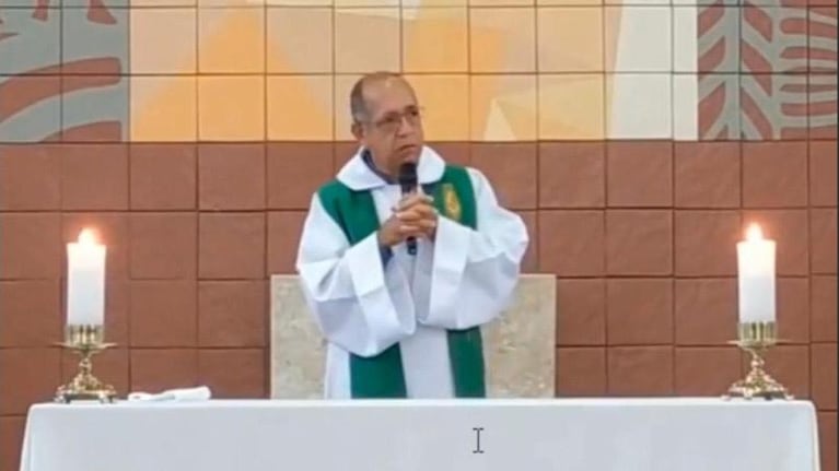 El sacerdote tuvo que salir a perdón con un video en su Facebook. 