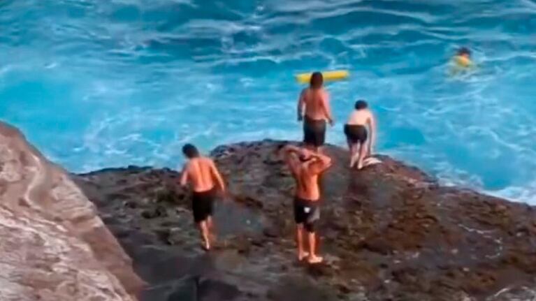 El salto mortal del argentino desde un acantilado al mar de Hawái