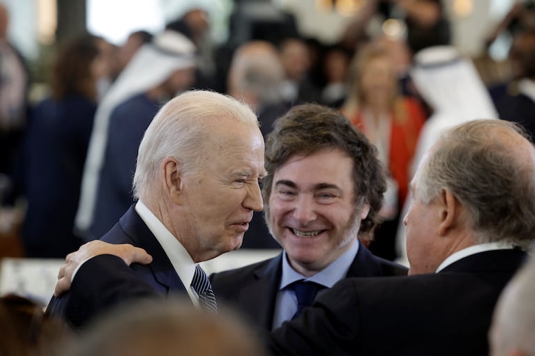 El saludo de Javier Milei a su par estadounidense Joe Biden. REUTERS/Louisa Gouliamaki