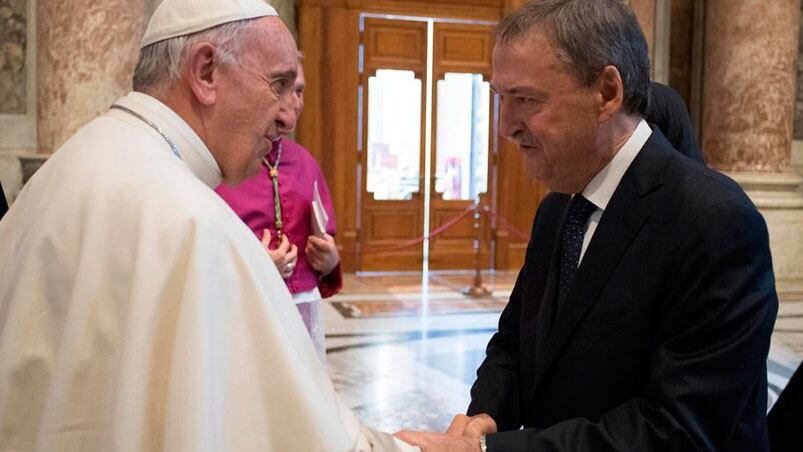 El saludo de Schiaretti y Francisco antes de la canonización de Brochero.